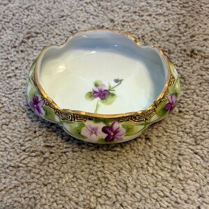 Delicate scalloped and footed bowl with violet